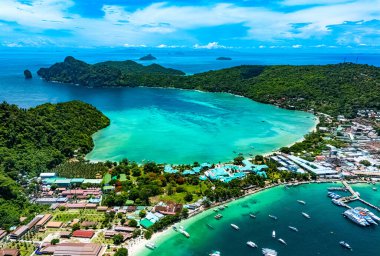 Tayland 'ın Krabi eyaletindeki Phi Phi Adası' nın havadan görüntüsü.