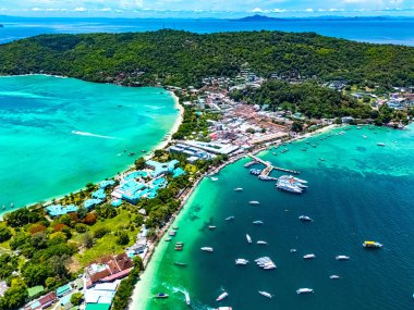 Tayland 'ın Krabi eyaletindeki Phi Phi Adası' nın havadan görüntüsü.