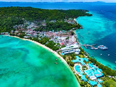 Tayland 'ın Krabi eyaletindeki Phi Phi Adası' nın havadan görüntüsü.