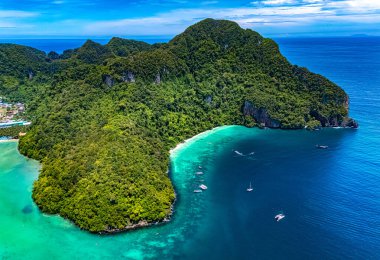 Tayland 'ın Krabi eyaletindeki Phi Phi Adası' ndaki Maymun Sahili 'nin havadan görüntüsü.