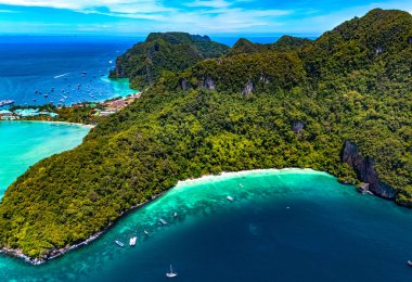 Tayland 'ın Krabi eyaletindeki Phi Phi Adası' ndaki Maymun Sahili 'nin havadan görüntüsü.