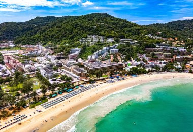 Tayland, Phuket Adası 'ndaki Patong yakınlarındaki Kata Sahili' nin havadan görüntüsü.