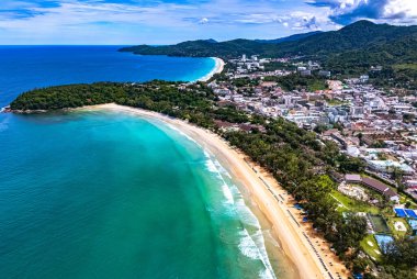 Tayland, Phuket Adası 'ndaki Patong yakınlarındaki Kata Sahili' nin havadan görüntüsü.
