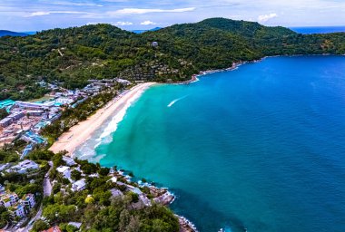 Tayland, Phuket Adası 'ndaki Patong yakınlarındaki Kata Sahili' nin havadan görüntüsü.