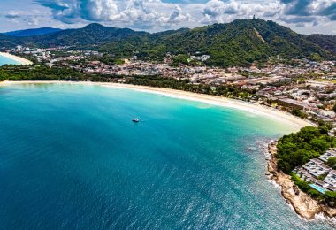 Tayland, Phuket Adası 'ndaki Patong yakınlarındaki Kata Sahili' nin havadan görüntüsü.
