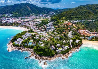 Tayland, Phuket Adası 'ndaki Patong yakınlarındaki Kata Sahili' nin havadan görüntüsü.