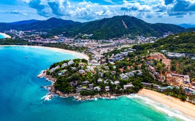 Tayland, Phuket Adası 'ndaki Patong yakınlarındaki Kata Sahili' nin havadan görüntüsü.