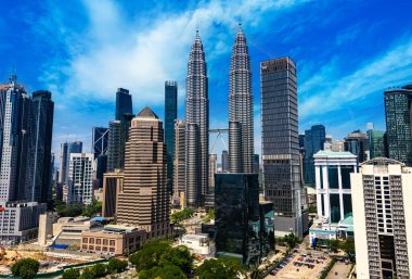 Petronas İkiz Kuleleri ile şehir merkezindeki Kuala Lumpur manzarası
