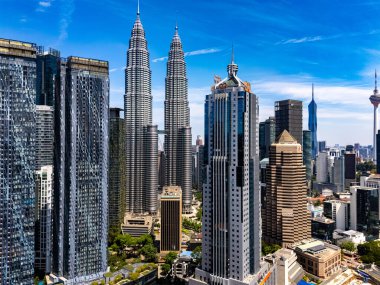 Petronas İkiz Kuleleri ile şehir merkezindeki Kuala Lumpur manzarası