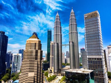 Petronas İkiz Kuleleri ile şehir merkezindeki Kuala Lumpur manzarası