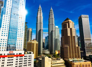 Petronas İkiz Kuleleri ile şehir merkezindeki Kuala Lumpur manzarası
