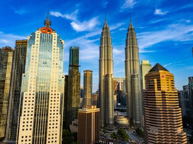 Petronas İkiz Kuleleri ile şehir merkezindeki Kuala Lumpur manzarası