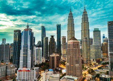 Petronas İkiz Kuleleri ile şehir merkezindeki Kuala Lumpur manzarası