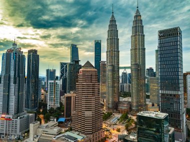Petronas İkiz Kuleleri ile şehir merkezindeki Kuala Lumpur manzarası