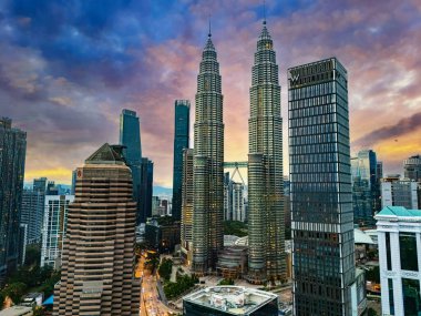 Petronas İkiz Kuleleri ile şehir merkezindeki Kuala Lumpur manzarası