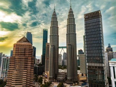 Petronas İkiz Kuleleri ile şehir merkezindeki Kuala Lumpur manzarası