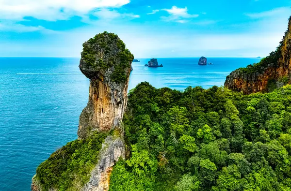 Tayland, Krabi yakınlarındaki Tavuk Adası manzarası.