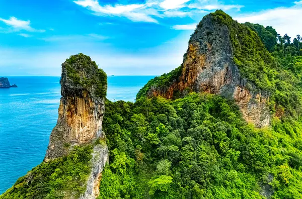 Tayland, Krabi yakınlarındaki Tavuk Adası manzarası.