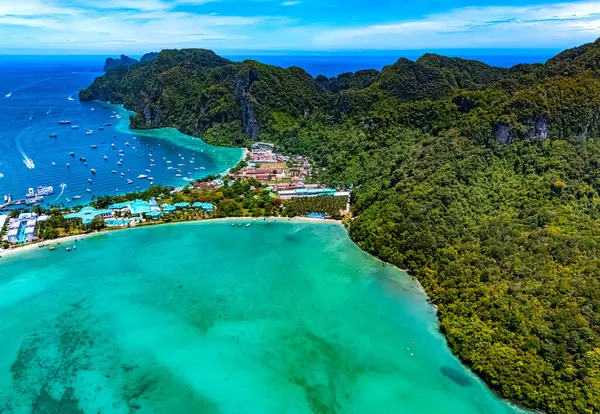Tayland 'ın Krabi eyaletindeki Phi Phi Adası' nın havadan görüntüsü.