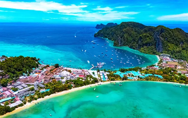 Tayland 'ın Krabi eyaletindeki Phi Phi Adası' nın havadan görüntüsü.