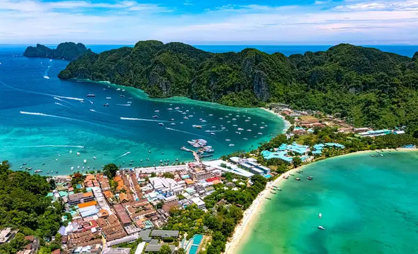 Tayland 'ın Krabi eyaletindeki Phi Phi Adası' nın havadan görüntüsü.