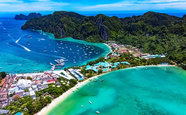 Tayland 'ın Krabi eyaletindeki Phi Phi Adası' nın havadan görüntüsü.