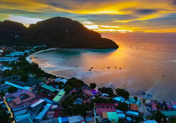 Tayland 'ın Krabi eyaletindeki Phi Phi Adası' nda günbatımı