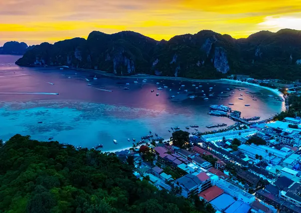 Tayland 'ın Krabi eyaletindeki Phi Phi Adası' nda günbatımı