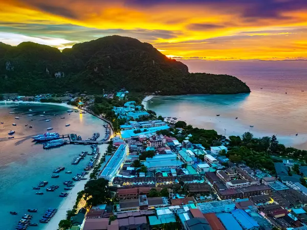 Tayland 'ın Krabi eyaletindeki Phi Phi Adası' nda günbatımı