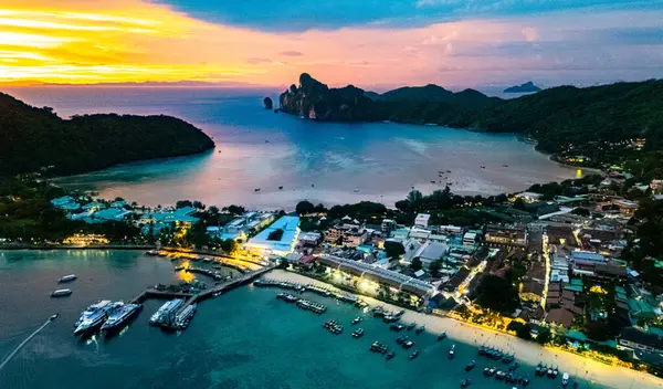 Tayland 'ın Krabi eyaletindeki Phi Phi Adası' nda günbatımı