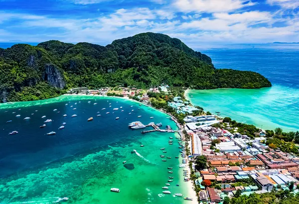 Tayland 'ın Krabi eyaletindeki Phi Phi Adası' nın havadan görüntüsü.