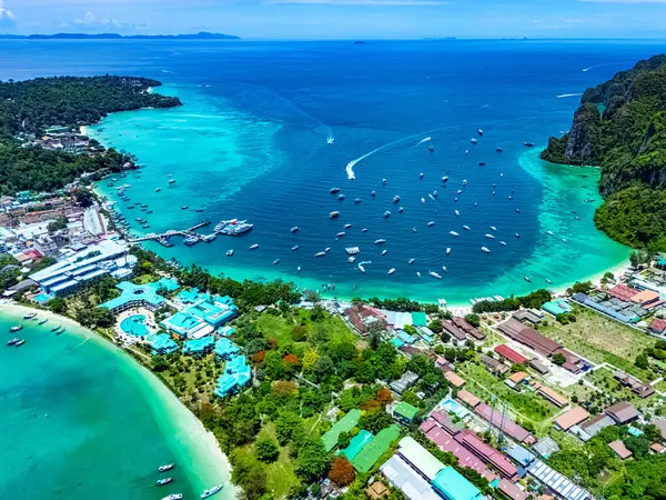 Tayland 'ın Krabi eyaletindeki Phi Phi Adası' nın havadan görüntüsü.