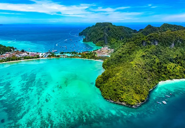 Tayland 'ın Krabi eyaletindeki Phi Phi Adası' ndaki Maymun Sahili 'nin havadan görüntüsü.