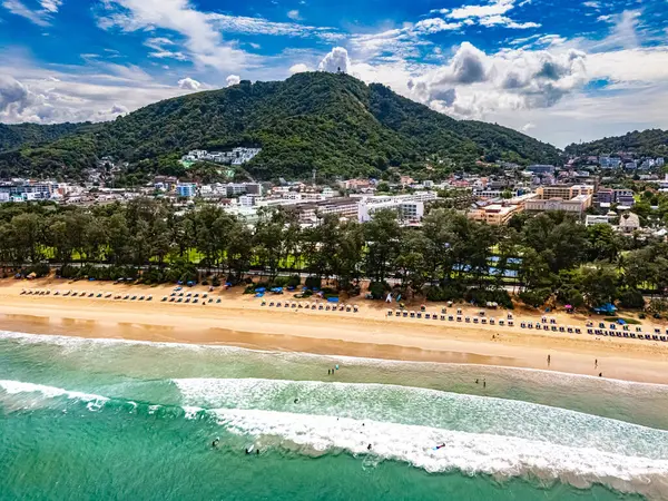 Tayland, Phuket Adası 'ndaki Patong yakınlarındaki Kata Sahili' nin havadan görüntüsü.