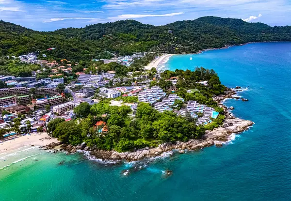 Tayland, Phuket Adası 'ndaki Patong yakınlarındaki Kata Sahili' nin havadan görüntüsü.