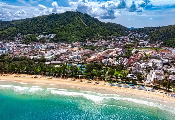Tayland, Phuket Adası 'ndaki Patong yakınlarındaki Kata Sahili' nin havadan görüntüsü.