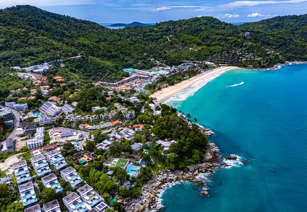 Tayland, Phuket Adası 'ndaki Patong yakınlarındaki Kata Sahili' nin havadan görüntüsü.