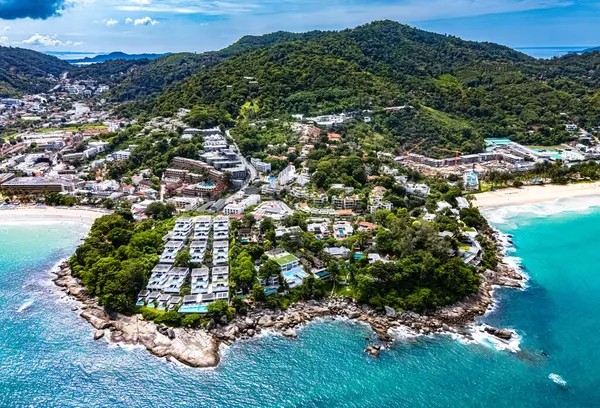 Tayland, Phuket Adası 'ndaki Patong yakınlarındaki Kata Sahili' nin havadan görüntüsü.
