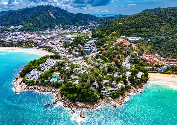 Tayland, Phuket Adası 'ndaki Patong yakınlarındaki Kata Sahili' nin havadan görüntüsü.