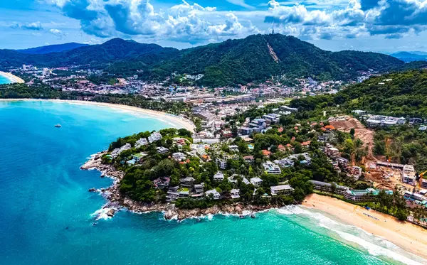 Tayland, Phuket Adası 'ndaki Patong yakınlarındaki Kata Sahili' nin havadan görüntüsü.