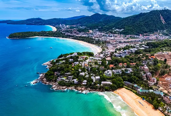 Tayland, Phuket Adası 'ndaki Patong yakınlarındaki Kata Sahili' nin havadan görüntüsü.
