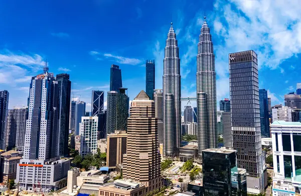 Petronas İkiz Kuleleri ile şehir merkezindeki Kuala Lumpur manzarası