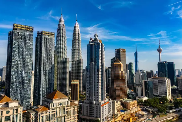 Petronas İkiz Kuleleri ile şehir merkezindeki Kuala Lumpur manzarası