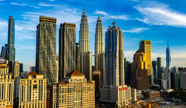 Petronas İkiz Kuleleri ile şehir merkezindeki Kuala Lumpur manzarası