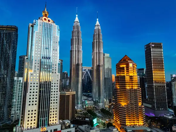 Gün batımından sonra Petronas İkiz Kuleleri ile Kuala Lumpur şehir merkezi manzarası