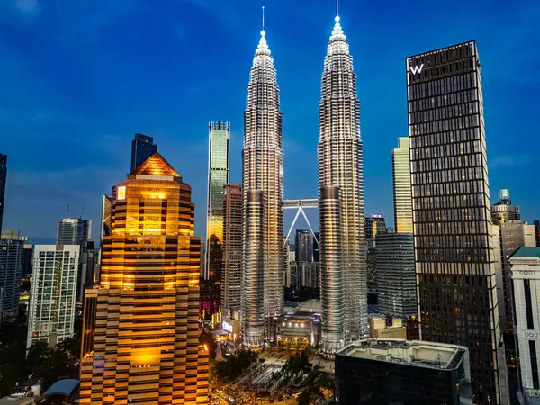 Gün batımından sonra Petronas İkiz Kuleleri ile Kuala Lumpur şehir merkezi manzarası