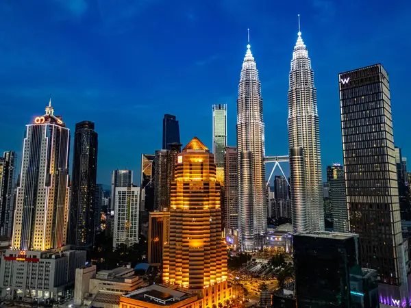 Gün batımından sonra Petronas İkiz Kuleleri ile Kuala Lumpur şehir merkezi manzarası