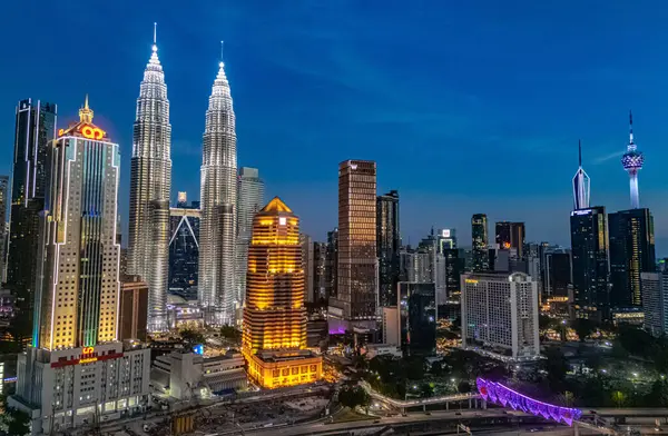 Gün batımından sonra Petronas İkiz Kuleleri ile Kuala Lumpur şehir merkezi manzarası