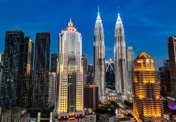 Gün batımından sonra Petronas İkiz Kuleleri ile Kuala Lumpur şehir merkezi manzarası