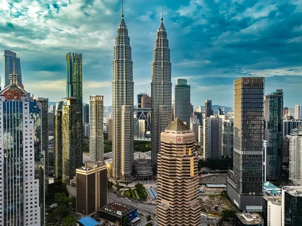Petronas İkiz Kuleleri ile şehir merkezindeki Kuala Lumpur manzarası